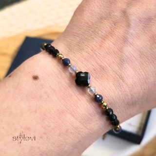 bransoletka z intencją "Chronię swoją energię.": turmalin, szafir, kryształ górski, hematyt